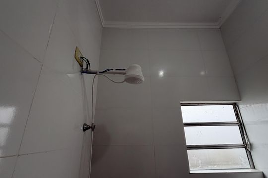 Banheiro de casa para alugar com 1 quarto, 60m² em Morro Santa Maria, Santos