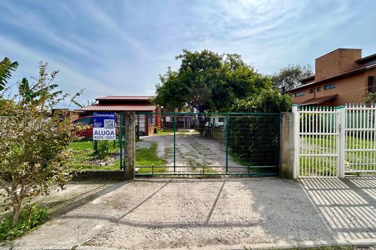 Fachada de casa para alugar com 2 quartos, 70m² em Campeche, Florianópolis