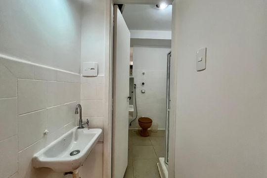 Banheiro  de apartamento à venda com 2 quartos, 85m² em Copacabana, Rio de Janeiro