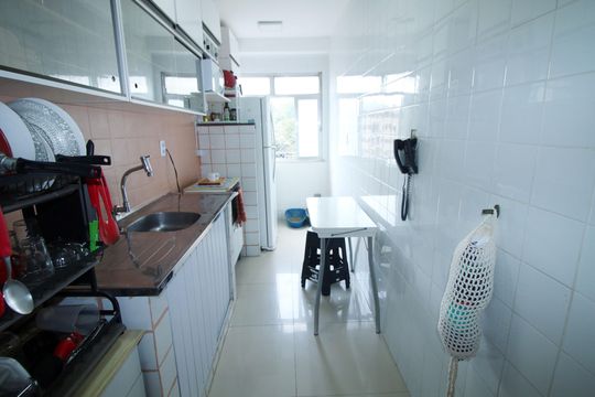 Cozinha de apartamento à venda com 2 quartos, 56m² em Vaz Lobo, Rio de Janeiro