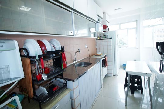 Cozinha de apartamento à venda com 2 quartos, 56m² em Vaz Lobo, Rio de Janeiro