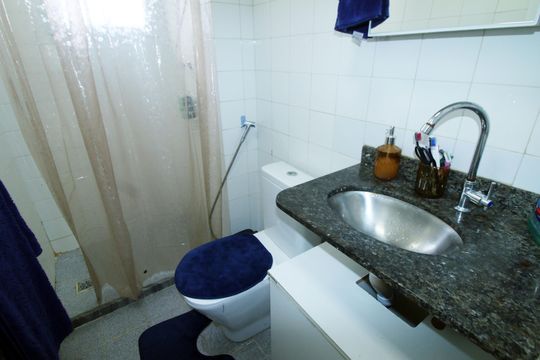 Banheiro de apartamento à venda com 2 quartos, 56m² em Vaz Lobo, Rio de Janeiro