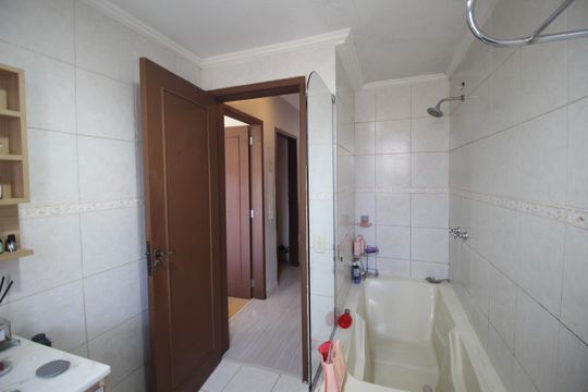Banheiro 1 de apartamento à venda com 3 quartos, 96m² em Chácara das Pedras, Porto Alegre