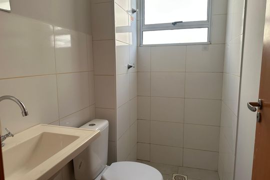Banheiro de apartamento para alugar com 2 quartos, 45m² em Setor Morada do Sol, Goiânia