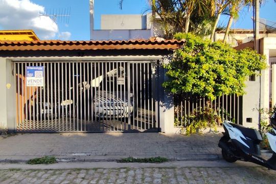 Fachada de casa à venda com 3 quartos, 170m² em Vila Ernesto, São Paulo