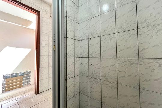 Banheiro de kitnet/studio para alugar com 1 quarto, 29m² em São Judas, São Paulo