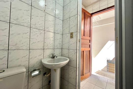 Banheiro de kitnet/studio para alugar com 1 quarto, 29m² em São Judas, São Paulo