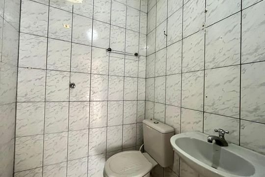 Banheiro de kitnet/studio para alugar com 1 quarto, 29m² em São Judas, São Paulo
