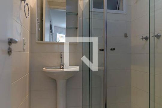 Banheiro de apartamento para alugar com 2 quartos, 59m² em Jardim Monte Alegre, Taboão da Serra