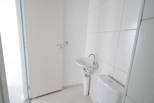 Banheiro de apartamento à venda com 2 quartos, 39m² em Usina Piratininga, São Paulo