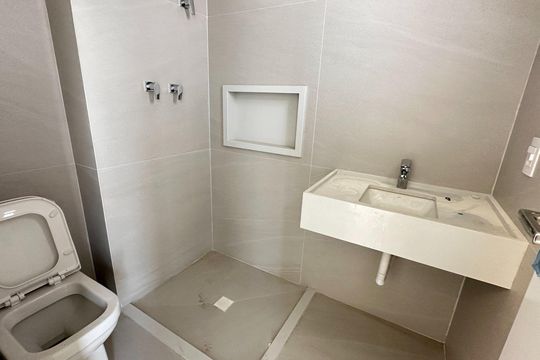 Banheiro de apartamento para alugar com 3 quartos, 150m² em Boqueirão, Praia Grande