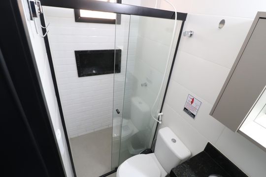 Banheiro de apartamento para alugar com 1 quarto, 25m² em Santa Mônica, Uberlândia