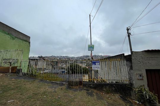 Placa instalada na grade do portão, tamanho grande com o código DDIZ-37 no dia 27-08-2026 de casa à venda com 2 quartos, 360m² em Pindorama, Belo Horizonte