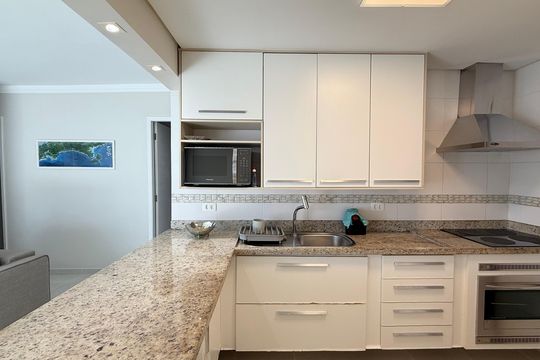 Cozinha de apartamento para alugar com 3 quartos, 102m² em Tortuga, Guarujá