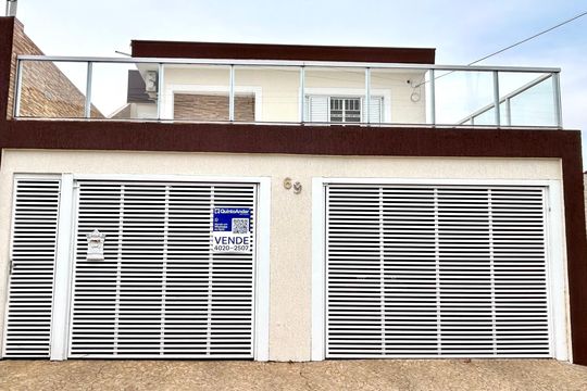 Placa instalada na fachada do imóvel  de casa à venda com 4 quartos, 200m² em Jardim Eusonia, Guarulhos