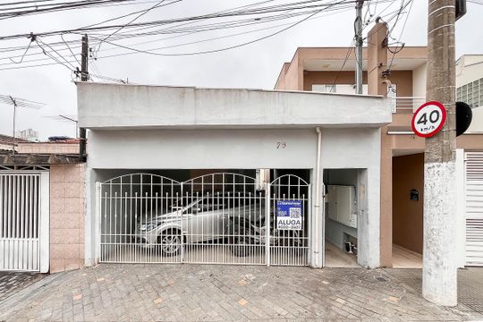 Fachada + plaquinha  de casa para alugar com 2 quartos, 70m² em Vila Vivaldi, São Bernardo do Campo