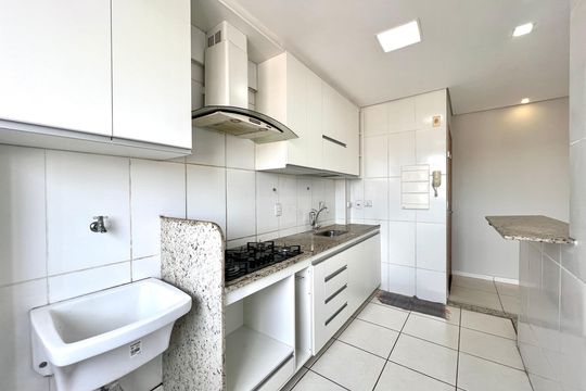 Cozinha e Área de Serviço de apartamento para alugar com 2 quartos, 58m² em Glória, Belo Horizonte