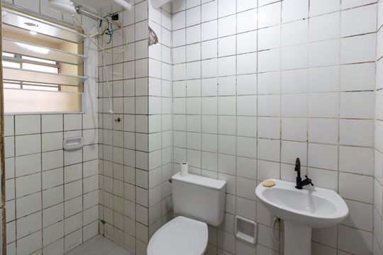 Banheiro de apartamento para alugar com 2 quartos, 45m² em Parque Maria Helena, Guarulhos