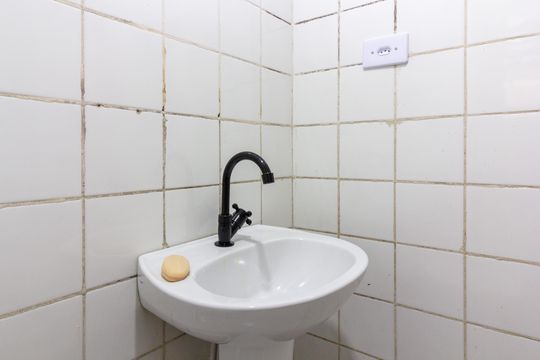 Banheiro de apartamento para alugar com 2 quartos, 45m² em Parque Maria Helena, Guarulhos