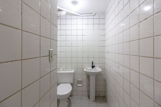 Banheiro de apartamento para alugar com 2 quartos, 45m² em Parque Maria Helena, Guarulhos