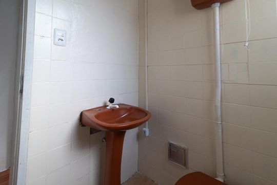 Banheiro de casa para alugar com 2 quartos, 60m² em Campo Novo, Porto Alegre