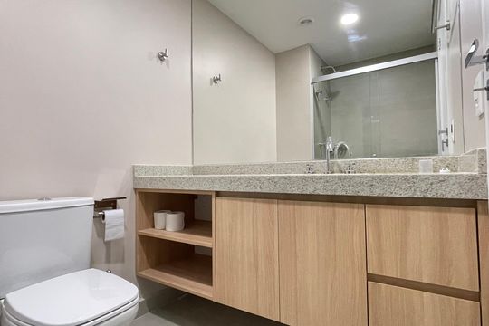 Banheiro de kitnet/studio para alugar com 1 quarto, 27m² em Butantã, São Paulo