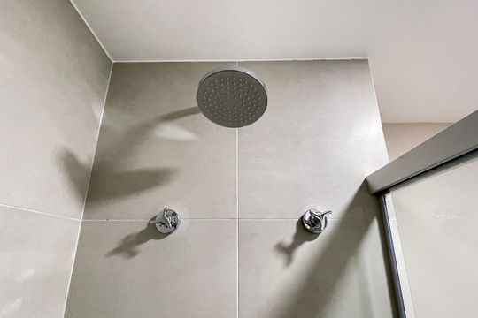 Banheiro de kitnet/studio para alugar com 1 quarto, 27m² em Butantã, São Paulo