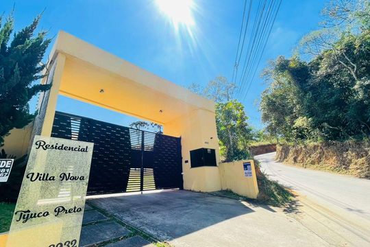 Fachada do condomínio com placa instalada de casa de condomínio para alugar com 2 quartos, 125m² em Jardim Santa Paula, Cotia