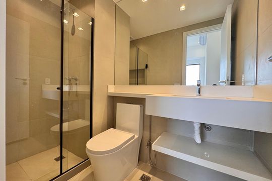Suíte - Banheiro de apartamento à venda com 2 quartos, 56m² em Barra Olímpica, Rio de Janeiro