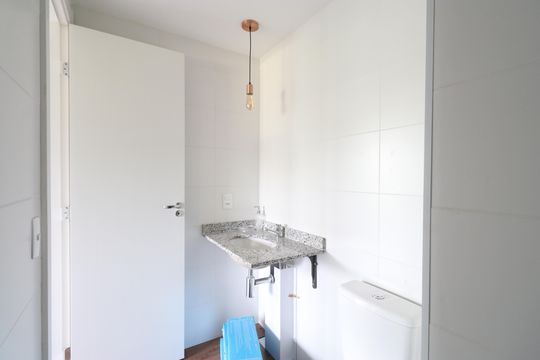 Banheiro Social de apartamento para alugar com 2 quartos, 55m² em Vila Anastácio, São Paulo