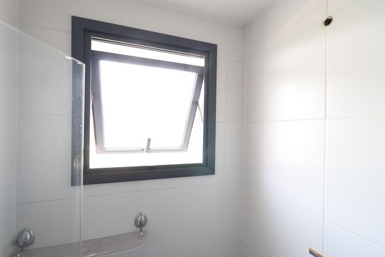 Banheiro da Suíte de apartamento para alugar com 2 quartos, 55m² em Vila Anastácio, São Paulo