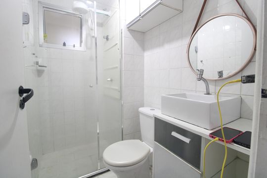 Banheiro de apartamento para alugar com 2 quartos, 47m² em Vila Arriete, São Paulo