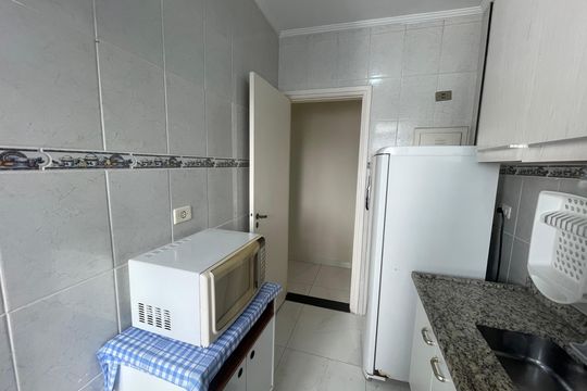Cozinha de apartamento para alugar com 1 quarto, 45m² em Centro, São Vicente