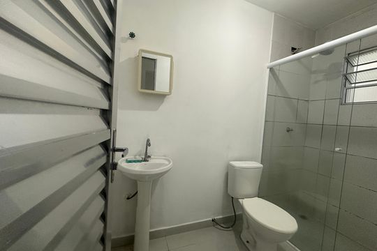 Banheiro de apartamento para alugar com 1 quarto, 47m² em Parque dos Camargos, Barueri