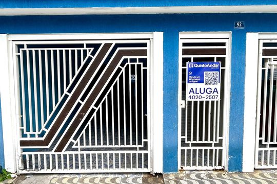 Placa instalada na fachada do imóvel de casa para alugar com 2 quartos, 90m² em Cidade Parque Brasilia, Guarulhos