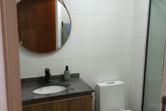 Banheiro de apartamento para alugar com 2 quartos, 48m² em Barra Olímpica, Rio de Janeiro