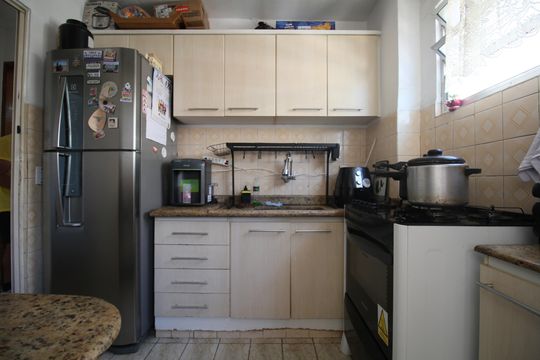 Cozinha de apartamento à venda com 2 quartos, 48m² em Parque Pinheiros, Taboão da Serra