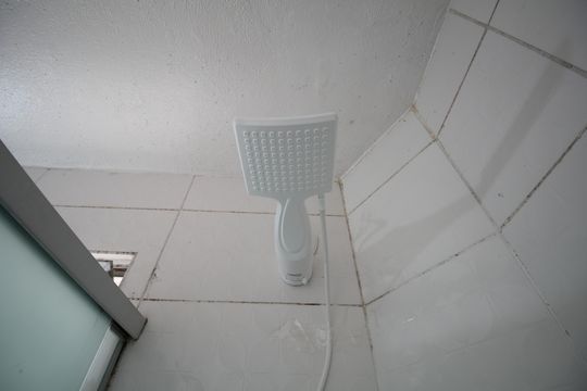 Banheiro de apartamento à venda com 2 quartos, 48m² em Parque Pinheiros, Taboão da Serra