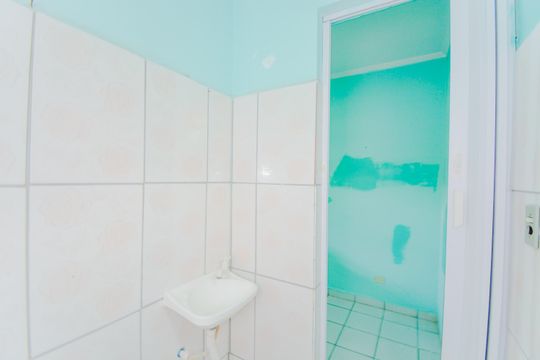 Banheiro da Suíte de casa para alugar com 2 quartos, 30m² em Parque Santos Dumont, Guarulhos