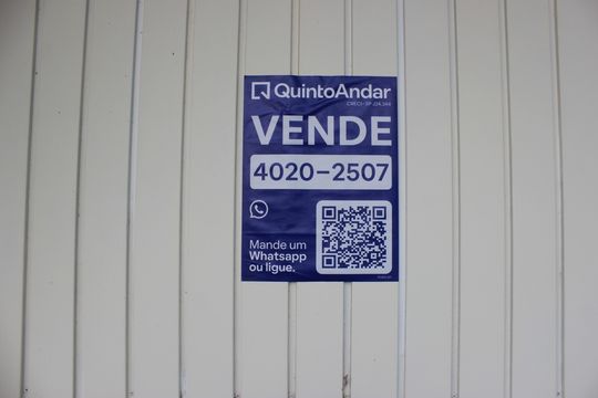 Fachada do imóvel com placa QuintoAndar de casa à venda com 6 quartos, 280m² em Gopouva, Guarulhos