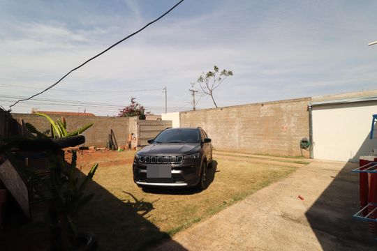Quintal - Jardim de casa para alugar com 2 quartos, 286m² em Jardim Holanda, Uberlândia