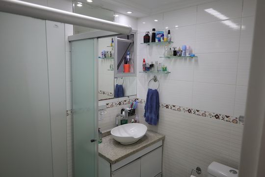 Banheiro social de apartamento para alugar com 3 quartos, 75m² em Vila Sofia, São Paulo