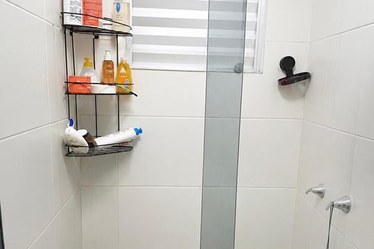 Banheiro de apartamento para alugar com 1 quarto, 52m² em Santa Cruz, Rio de Janeiro