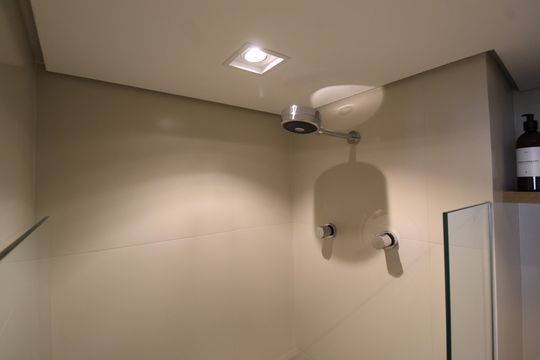 Banheiro de kitnet/studio para alugar com 1 quarto, 22m² em Vila Nova Conceição, São Paulo