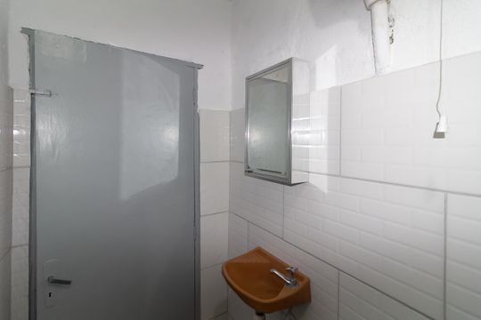 Banheiro social de casa para alugar com 1 quarto, 25m² em Parque Colonial, São Paulo