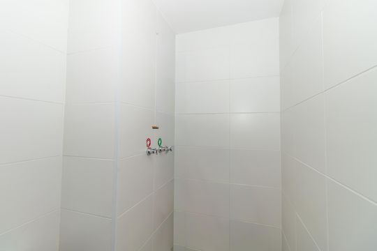 Banheiro de apartamento para alugar com 2 quartos, 50m² em Vila Anastácio, São Paulo