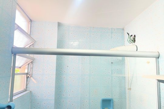 Banheiro social de apartamento para alugar com 1 quarto, 45m² em Portuguesa, Rio de Janeiro