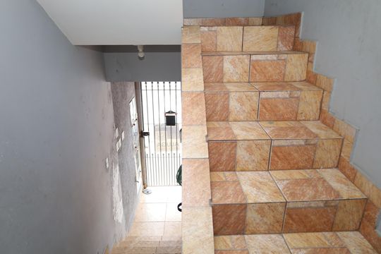 Escadas e portão de casa para alugar com 2 quartos, 77m² em Itaquera, São Paulo
