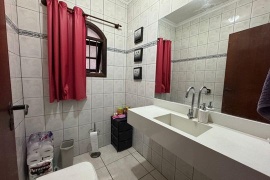 Banheiro social 2 de casa à venda com 3 quartos, 135m² em Jaguaribe, Osasco