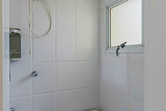 Banheiro de serviço de apartamento para alugar com 3 quartos, 93m² em Perdizes, São Paulo